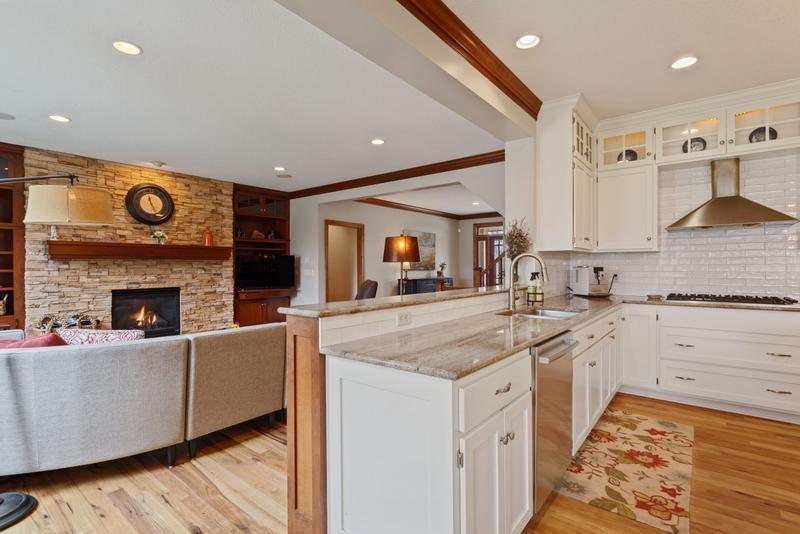 3262 Crestmoor Dr, Woodbury, MN 55125
