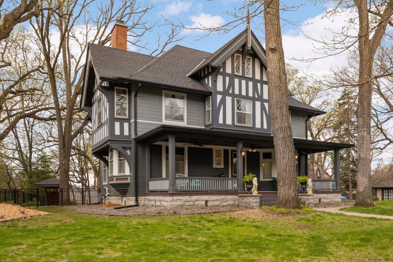 2268 Knapp St, Saint Paul, MN 55108