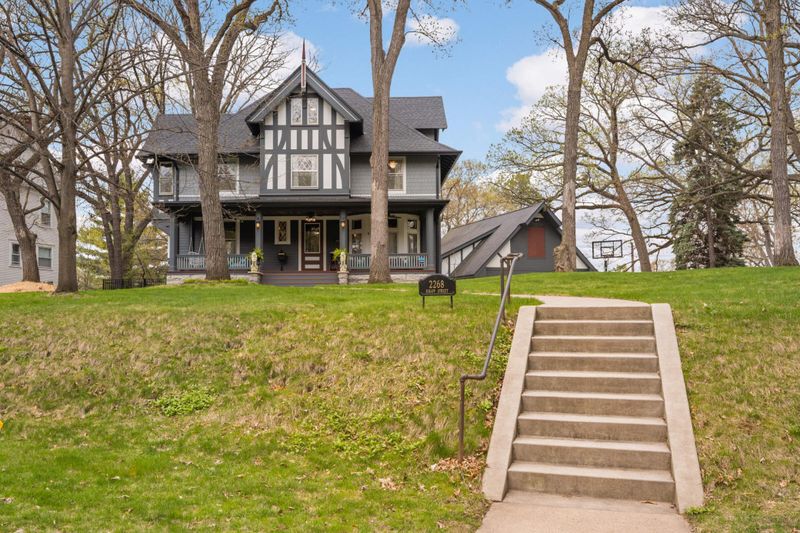 2268 Knapp St, Saint Paul, MN 55108