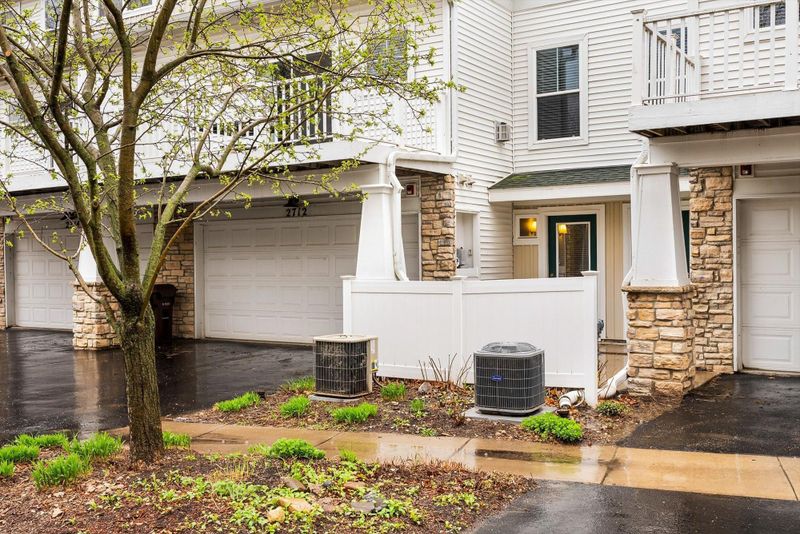 2712 New Century Pl E, Maplewood, MN 55119