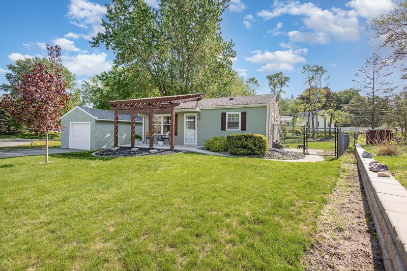 1060 Esther Ln, Mendota Heights, MN 55118