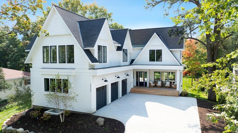 20395 Park Pl, Deephaven, MN 55331