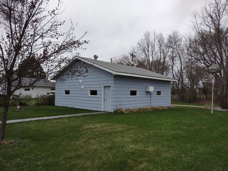 122 E 10th St, Madison, MN 56256