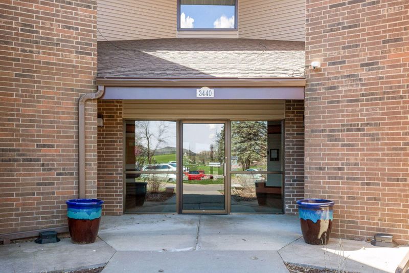 3440 Golfview Dr #124, Eagan, MN 55123