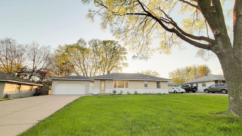 8690 Greenway Ave S, Cottage Grove, MN 55016