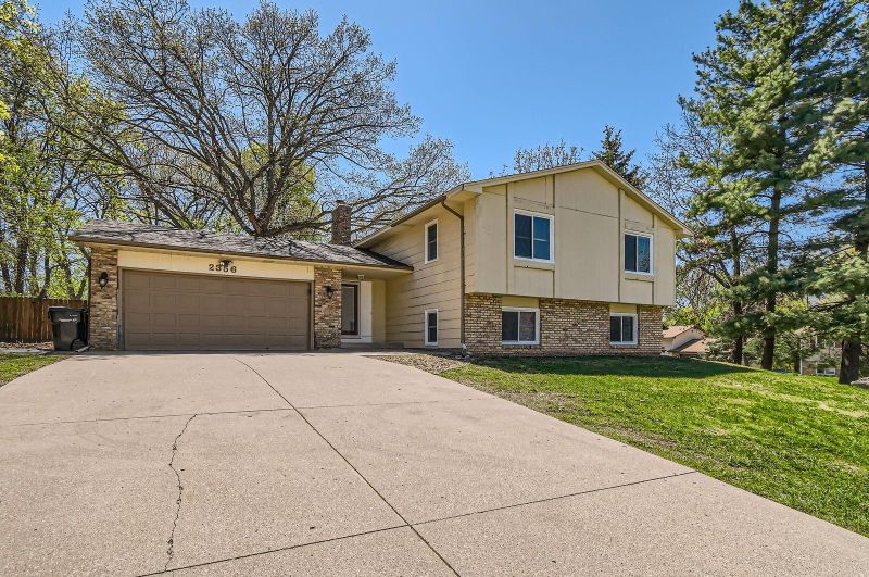 2356 Teakwood Dr E, Maplewood, MN 55119