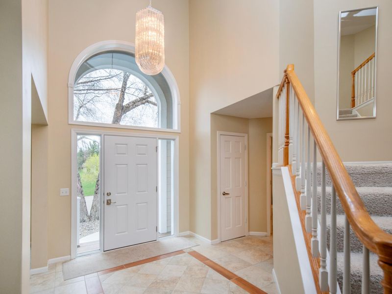 548 Red Oak Ct, Eagan, MN 55121