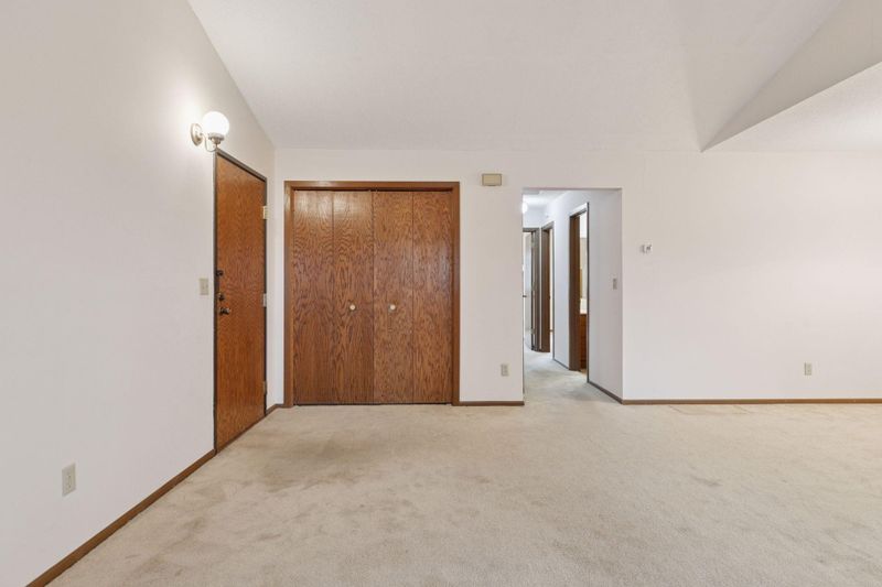498 Etna St #203, Saint Paul, MN 55106