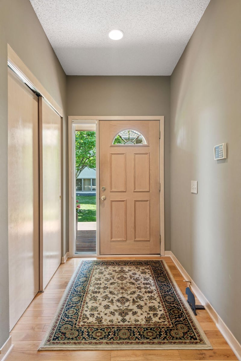 7057 Crowne Oak Rd, Eden Prairie, MN 55344