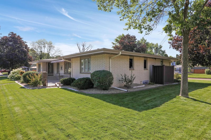 324 2nd St NE, Osseo, MN 55369