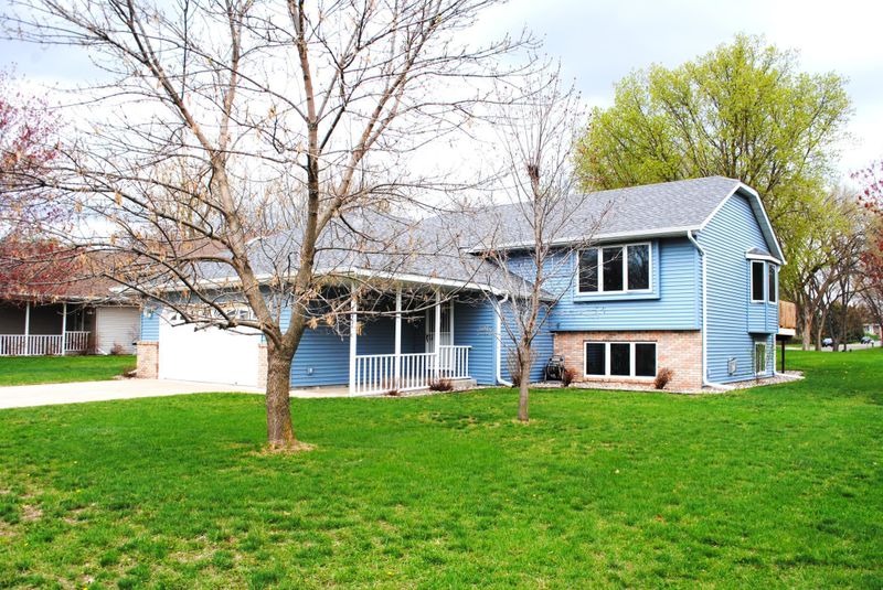321 Pleasant Ridge Dr, Sauk Rapids, MN 56379