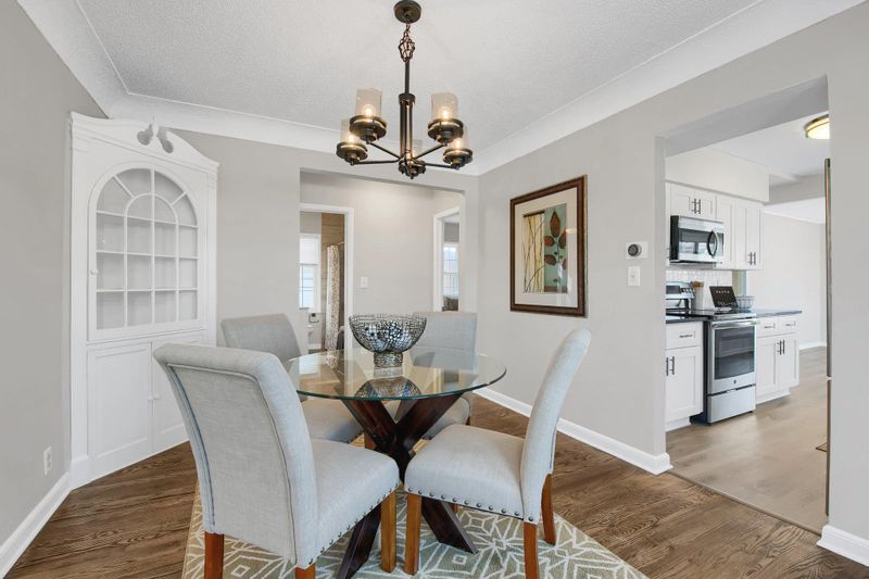 2176 Highland Pw, Saint Paul, MN 55116