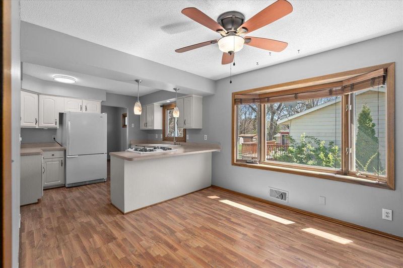 1833 Richal Dr, Woodbury, MN 55125