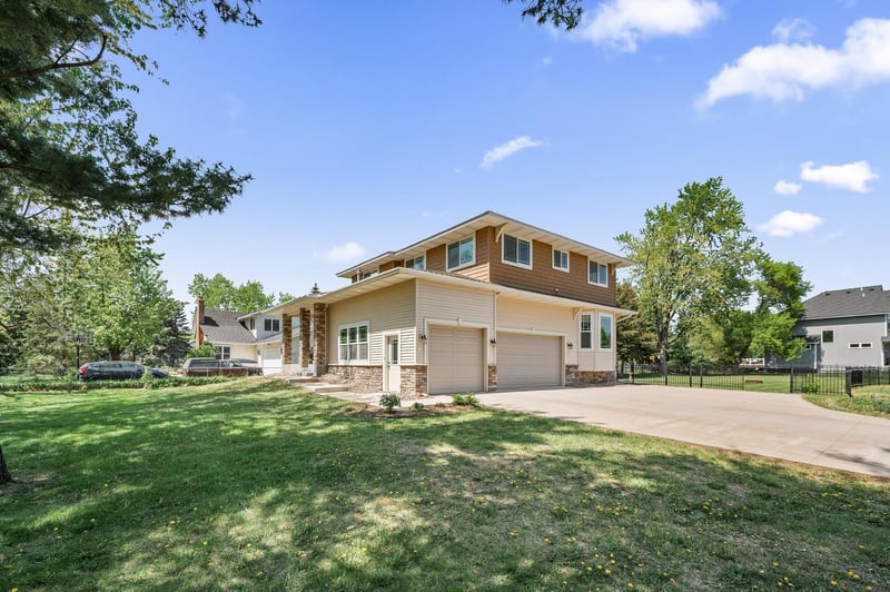 2895 Thunder Bay Ct, Little Canada, MN 55117