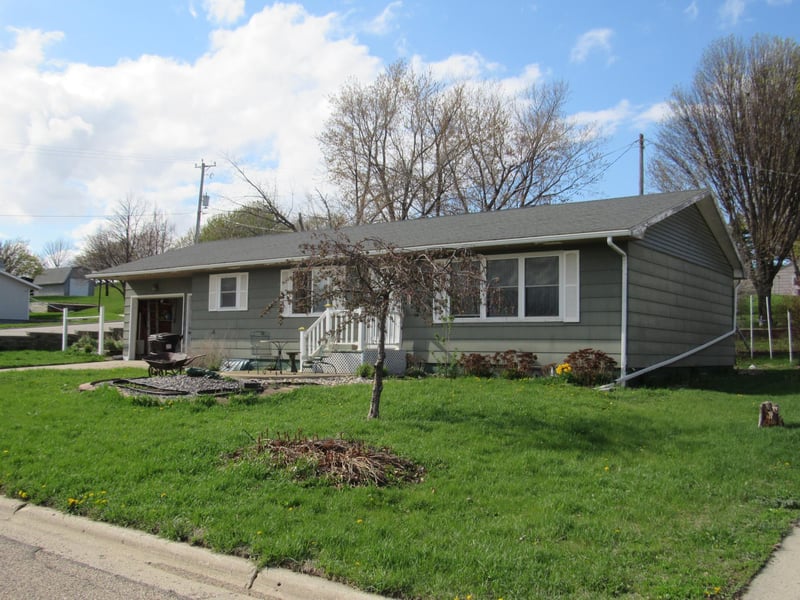 420 Carlton Ave, Chandler, MN 56122