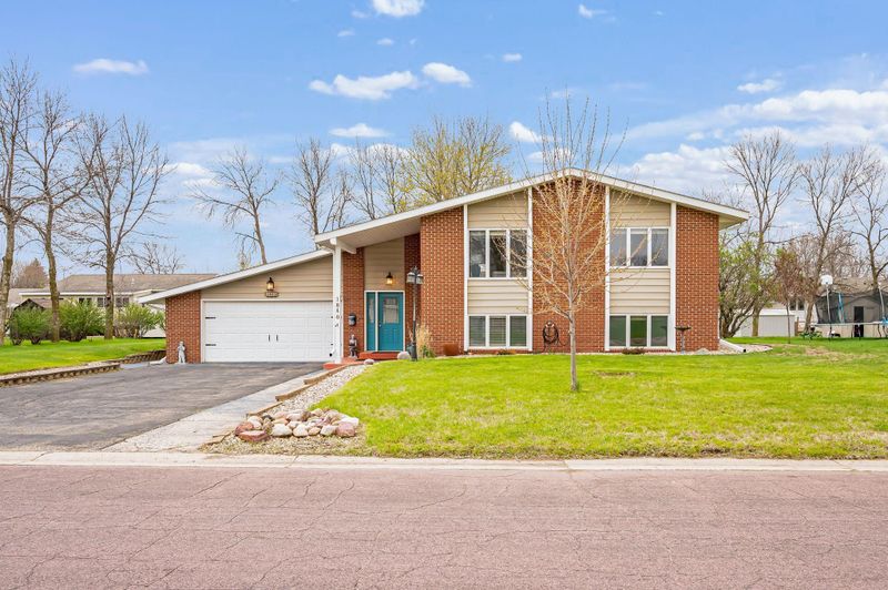 1840 Red Leaf Ct, Windom, MN 56101