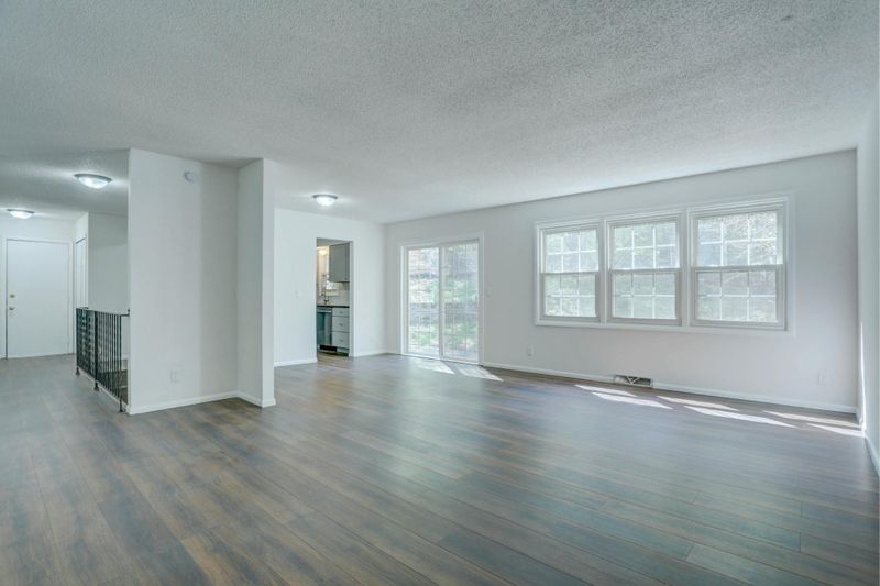 2401 Brookview Dr, Burnsville, MN 55337
