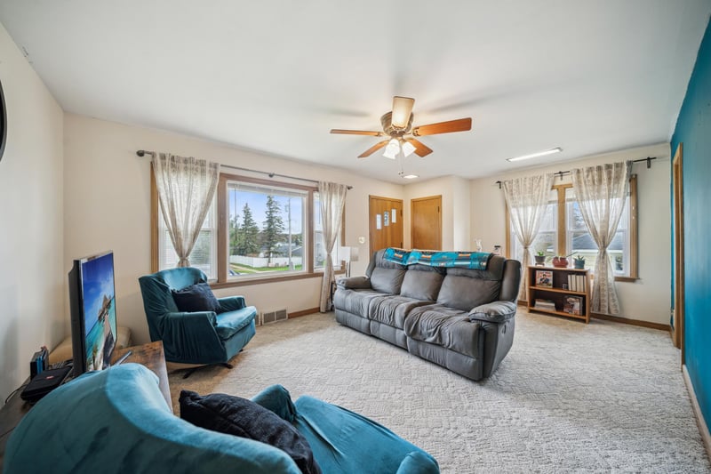 130 E 8th St, Zumbrota, MN 55992