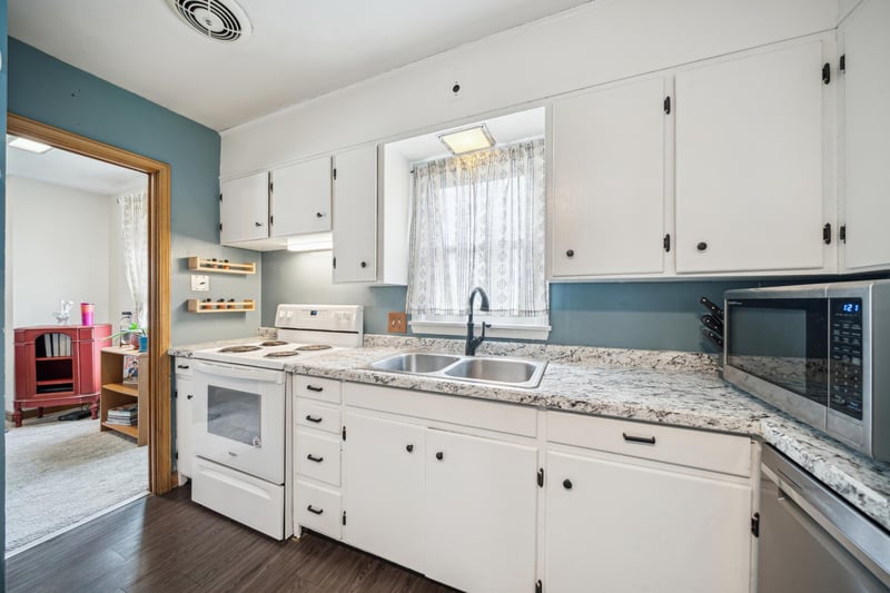 130 E 8th St, Zumbrota, MN 55992