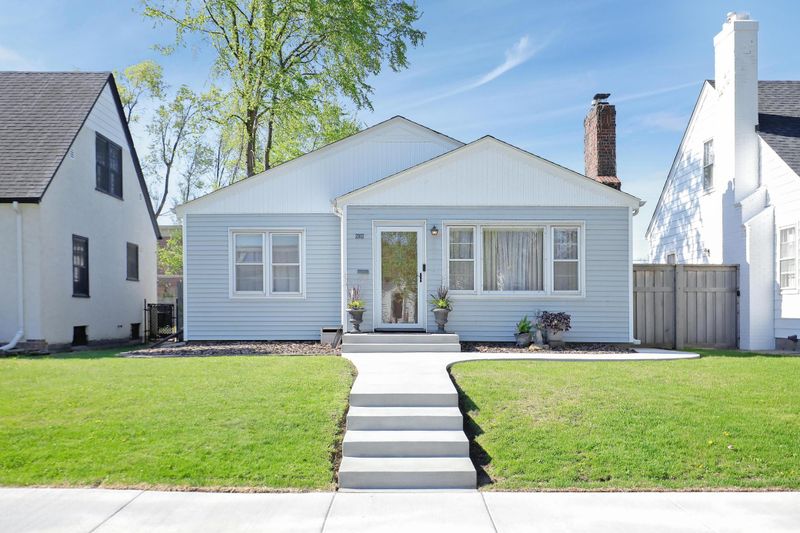 2102 Pinehurst Ave, Saint Paul, MN 55116