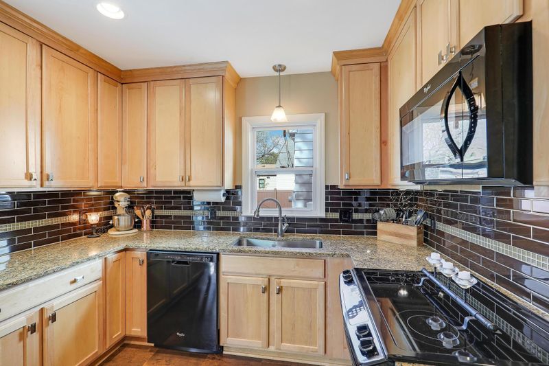 2102 Pinehurst Ave, Saint Paul, MN 55116