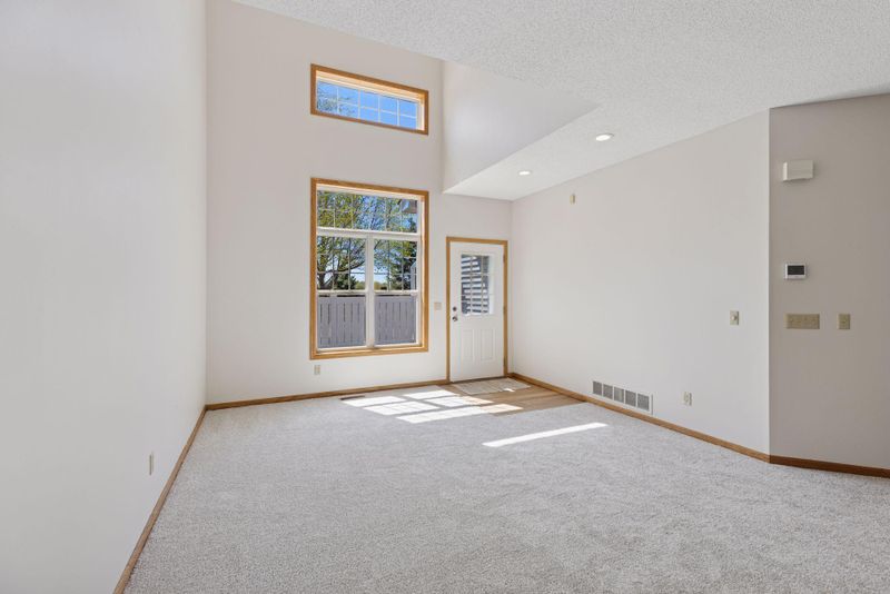 424 Hickory Ln N, Oakdale, MN 55128