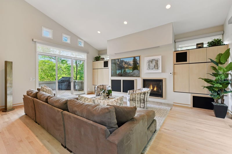 903 Kenwood Pw, Minneapolis, MN 55403
