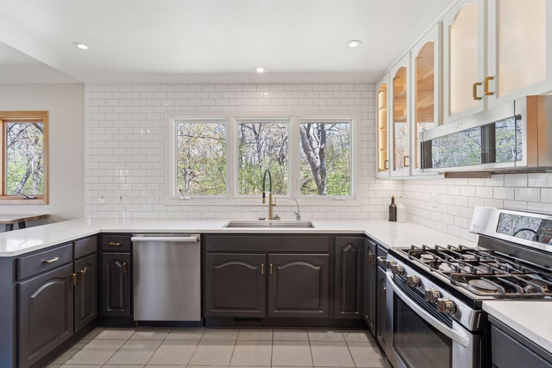 8 Woodhill Ln, North Oaks, MN 55127