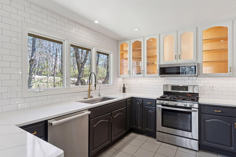 8 Woodhill Ln, North Oaks, MN 55127