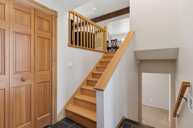 8 Woodhill Ln, North Oaks, MN 55127
