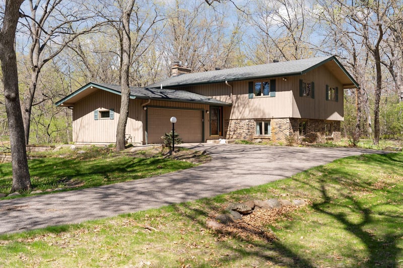 8 Woodhill Ln, North Oaks, MN 55127