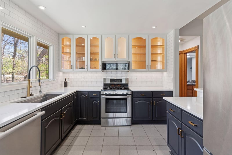 8 Woodhill Ln, North Oaks, MN 55127