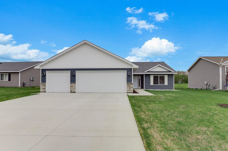200 7th St, Green Isle, MN 55338
