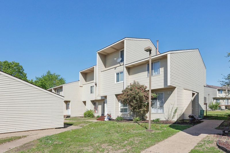 5624 Brookdale Dr N, Brooklyn Park, MN 55443