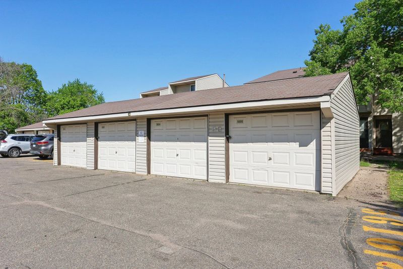 5624 Brookdale Dr N, Brooklyn Park, MN 55443