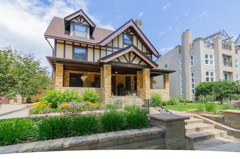 611 Summit Ave, Saint Paul, MN 55102