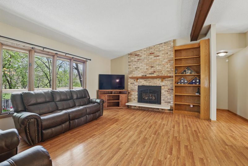 8613 Wood Cliff Cir S, Bloomington, MN 55438
