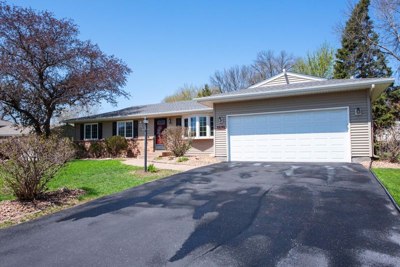 6762 37th St N, Oakdale, MN 55128