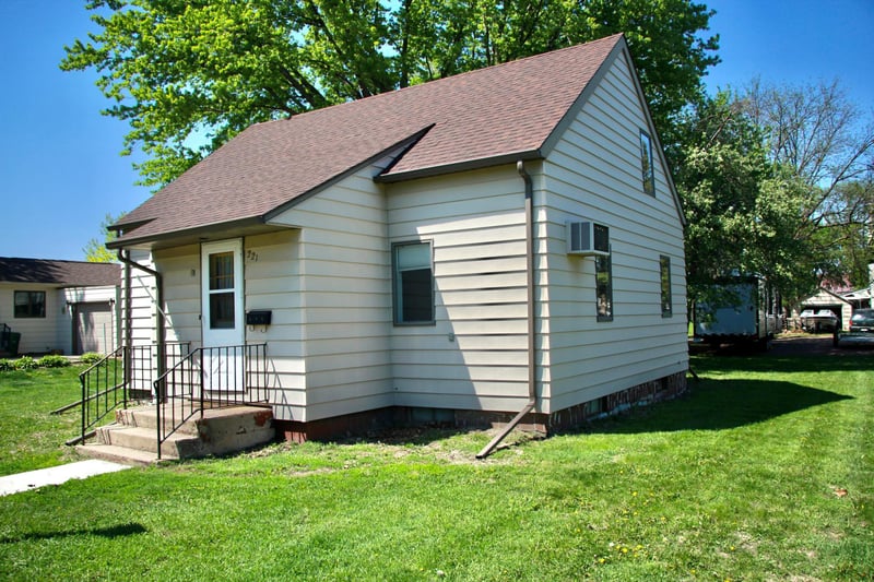 221 E Winona St, Sanborn, MN 56083