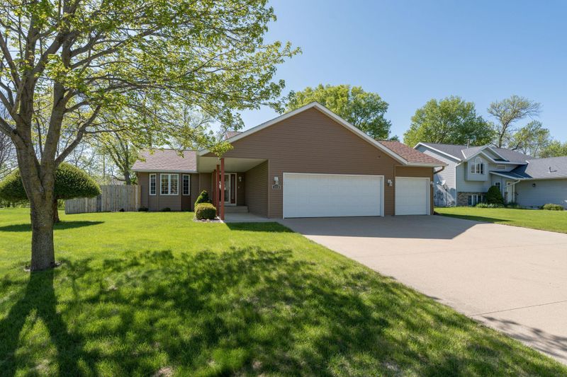 2176 Eagle Ridge Dr, North Mankato, MN 56003