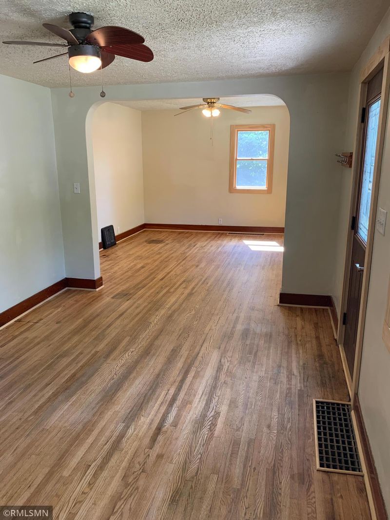 1330 10th St E, Glencoe, MN 55336