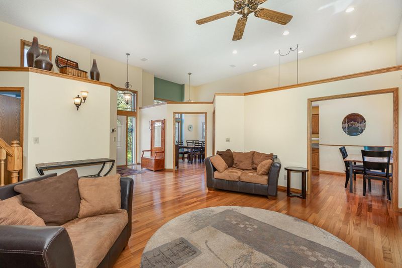 3743 Thomas Ct, Vadnais Heights, MN 55127