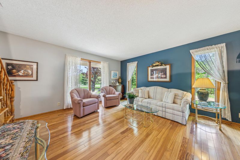 5155 Allen Dr, Woodbury, MN 55129