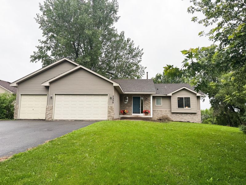 7320 Deer Pass Dr, Hugo, MN 55038