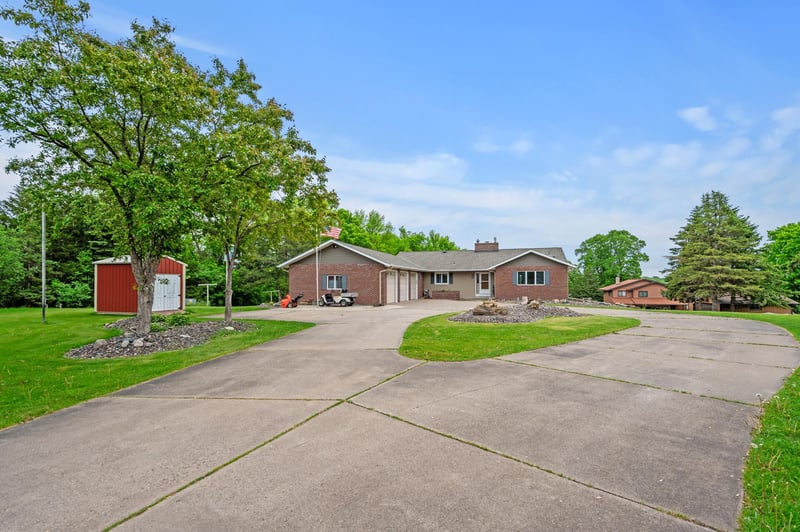 32355 Nottingham Ct, Lindstrom, MN 55045