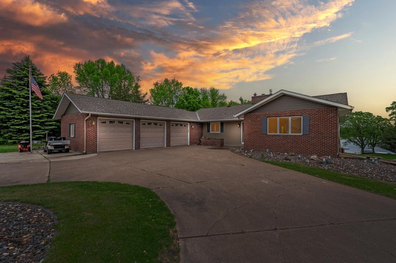 32355 Nottingham Ct, Lindstrom, MN 55045