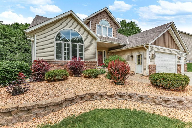 15004 Bridgewater Dr, Savage, MN 55378