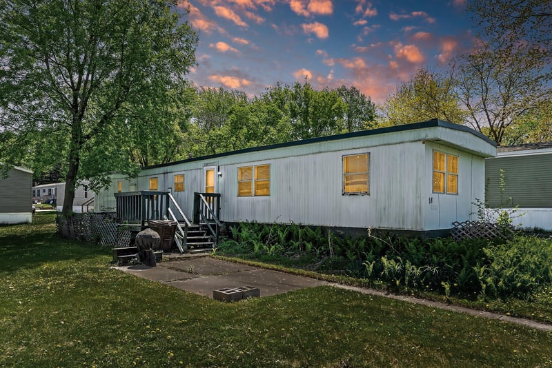 501 W Forest St #18, Belle Plaine, MN 56011