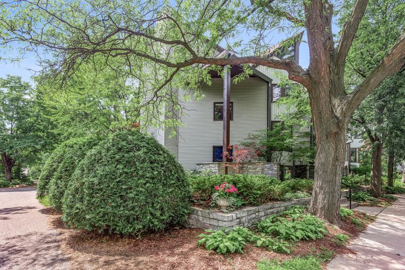 302 Selby Ave, Saint Paul, MN 55102