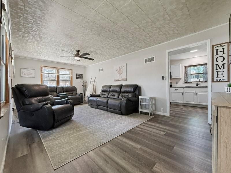 213 N 1st Ave E, Truman, MN 56088